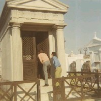 NOLA_crypts.jpg